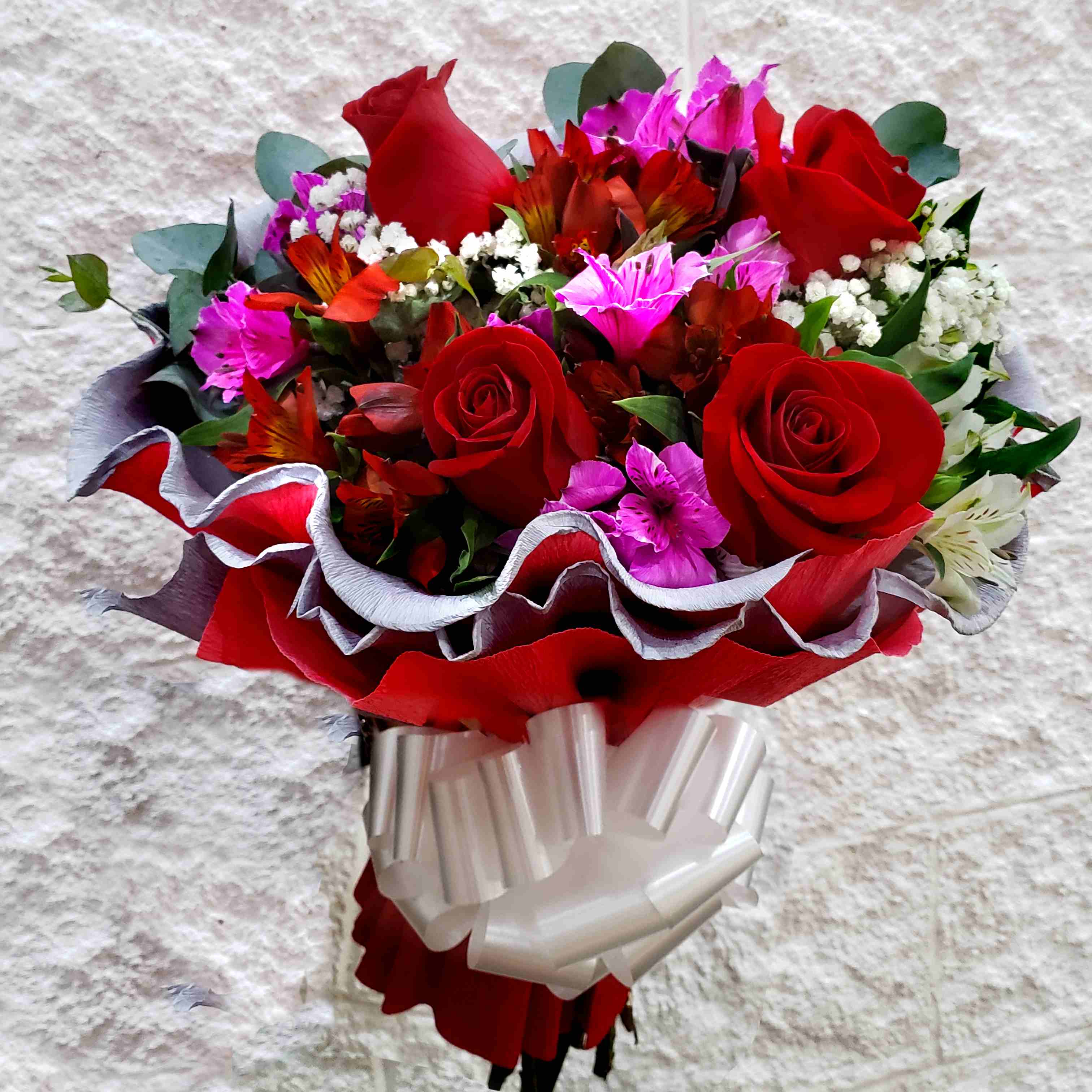 Envio y venta de flores ,rosas, plantas,arreglos florales ,regalos y desayunos a domicilio con delivery gratis en la Ciudad Autonoma de Buenos Aires y con costo de env�o en localidades del Gran Buenos Aires asi como delivery de flores y plantas a trav�s de florerias asociadas en todas las provincias de la Argentina, Buenos Aires, la Pampa, Tucuman, La Rioja, R�o Negro, Entre Rios, Corrientes, Misiones, Neuquen, Chubut, Tierra del Fuego, Santa Cruz, San Luis, Mendoza, Cordoba, Jujuy, Formosa, Santiago del Estero, Salta, Chaco, Catamarca ,San Juan, y ademas realizamos el delivery de flores ,coronas,palmas , plantas y regalos a todas las ciudades de Argentina, Mar del Plata, C�rdoba, Buenos Aires, con cargo en Santa Rosa, La Plata, Bella Vista, Neuquen, Pilar, Paran�, Posadas, Resistencia, Cipolleti y mas de 300 ciudades y localidades en todo el territorio de nuestro pa�s, asi como tambien tenemos la posibilidad de enviar flores a casi todo el mundo en cuestion de horas